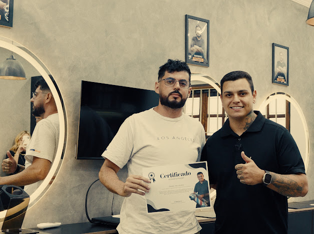 Aluno formado com certificado na barbearia